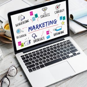 El Comité de Comunicación y Marketing es el órgano responsable de la gestión de la comunicación interna y externa de la Asociación. Trabaja junto al resto de los comités para apoyarlos en el cumpliendo de sus objetivos. Es responsable de la redacción y emisión de las comunicaciones internas y externas, de la gestión de la imagen y de las redes sociales oficiales (Facebook, Twitter, LinkedIn o Instagram) de la Asociación
